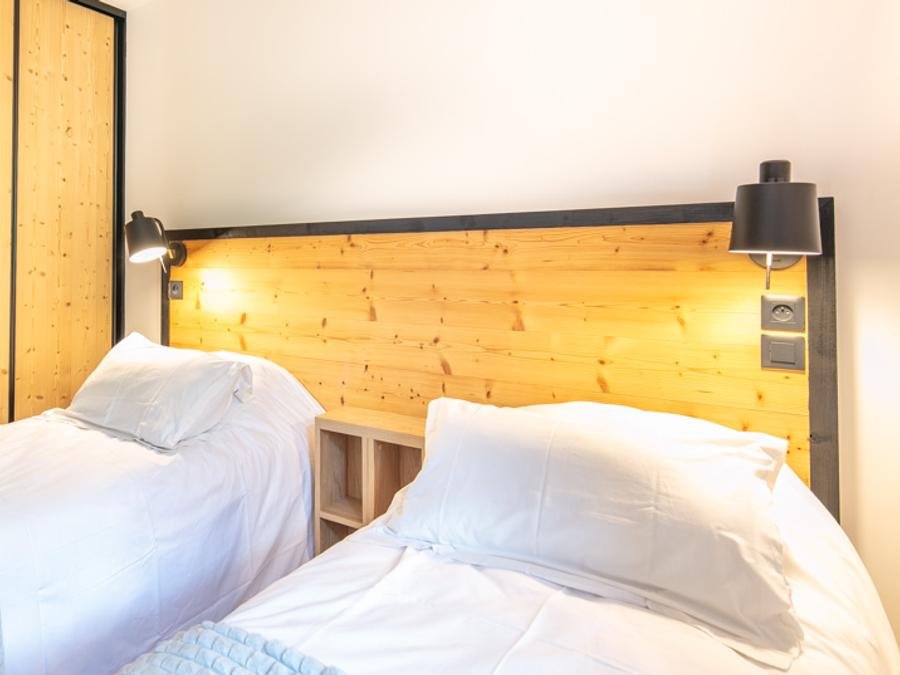 Camping Pas Cher vous présente avec son site Officiel campingpascher.fr, la Résidence Les Hauts De Vaujany - Vacancéole classé 4 étoiles, située sur la commune de Vaujany dans le département Isère (Rhône Alpes) en France. La résidence Les Hauts De Vaujany - Vacancéole, vous présente un hébergement de type appartement de 41 m² pour 1 personne. La résidence Les Hauts De Vaujany - Vacancéole vous propose du lundi 06 juillet au lundi 13 juillet 2026, en promotion à -10% pour 7 nuits à 820,80 € au lieu de 912,0 € soit une Économie de 91,20 €. Cette location propose 80 dates différentes pour réserver votre séjour. Découvrez également les 9 autres gammes d'hébergements de la résidence. Piscine chauffée, Piscine couverte, Plongée, Randonnée,... En savoir plus : cliquez-ICI.