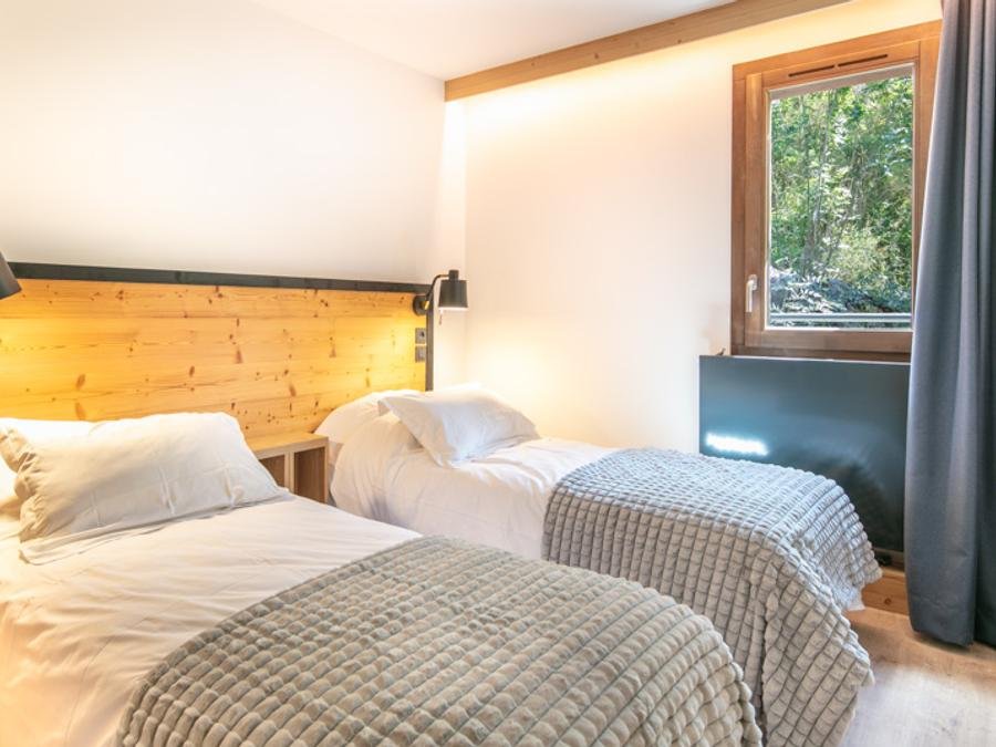 Camping Pas Cher vous présente avec son site Officiel campingpascher.fr, la Résidence Les Hauts De Vaujany - Vacancéole classé 4 étoiles, située sur la commune de Vaujany dans le département Isère (Rhône Alpes) en France. La résidence Les Hauts De Vaujany - Vacancéole, vous présente un hébergement de type appartement de 80 m² pour 1 personne. La résidence Les Hauts De Vaujany - Vacancéole vous propose du vendredi 28 août au vendredi 04 septembre 2026, en promotion à -10% pour 7 nuits à 1254,60 € au lieu de 1394,0 € soit une Économie de 139,40 €. Cette location propose 21 dates différentes pour réserver votre séjour. Découvrez également les 9 autres gammes d'hébergements de la résidence. Piscine chauffée, Piscine couverte, Plongée, Randonnée,... En savoir plus : cliquez-ICI.