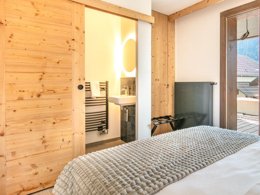 Camping Pas Cher vous présente avec son site Officiel campingpascher.fr, la Résidence Les Hauts De Vaujany - Vacancéole classé 4 étoiles, située sur la commune de Vaujany dans le département Isère (Rhône Alpes) en France. La résidence Les Hauts De Vaujany - Vacancéole, vous présente un hébergement de type appartement de 53 m². La résidence Les Hauts De Vaujany - Vacancéole vous propose du dimanche 23 août au dimanche 30 août 2026, en promotion à -29% pour 7 nuits à 625,60 € au lieu de 886,75 € soit une Économie de 261,15 €. Cette location propose 19 dates différentes pour réserver votre séjour. Découvrez également les 9 autres gammes d'hébergements de la résidence. Piscine chauffée, Piscine couverte, Plongée, Randonnée,... En savoir plus : cliquez-ICI.