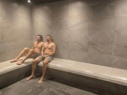 Camping Pas Cher vous présente avec son site Officiel campingpascher.fr, la Résidence Les Hauts De Vaujany - Vacancéole classé 4 étoiles, située sur la commune de Vaujany dans le département Isère (Rhône Alpes) en France. La résidence Les Hauts De Vaujany - Vacancéole, vous présente un hébergement de type appartement de 53 m². La résidence Les Hauts De Vaujany - Vacancéole vous propose du dimanche 23 août au dimanche 30 août 2026, en promotion à -29% pour 7 nuits à 625,60 € au lieu de 886,75 € soit une Économie de 261,15 €. Cette location propose 19 dates différentes pour réserver votre séjour. Découvrez également les 9 autres gammes d'hébergements de la résidence. Piscine chauffée, Piscine couverte, Plongée, Randonnée,... En savoir plus : cliquez-ICI.