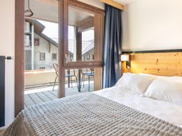 Camping Pas Cher vous présente avec son site Officiel campingpascher.fr, la Résidence Les Hauts De Vaujany - Vacancéole classé 4 étoiles, située sur la commune de Vaujany dans le département Isère (Rhône Alpes) en France. La résidence Les Hauts De Vaujany - Vacancéole, vous présente un hébergement de type appartement de 41 m² pour 1 personne. La résidence Les Hauts De Vaujany - Vacancéole vous propose du dimanche 23 août au dimanche 30 août 2026, en promotion à -29% pour 7 nuits à 575,45 € au lieu de 815,66 € soit une Économie de 240,21 €. Cette location propose 36 dates différentes pour réserver votre séjour. Découvrez également les 9 autres gammes d'hébergements de la résidence. Piscine chauffée, Piscine couverte, Plongée, Randonnée,... En savoir plus : cliquez-ICI.