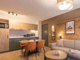 Camping Pas Cher vous présente avec son site Officiel campingpascher.fr, la Résidence Odalys Collection L'Ecrin De Vars, située sur la commune de Vars dans le département Hautes-alpes (Provence Alpes Côte D'azur) en France. La résidence Odalys Collection L'Ecrin De Vars, vous présente un hébergement de type appartement de 53 m² et télévision. La résidence Odalys Collection L'Ecrin De Vars vous propose du sam. 22 août au sam. 29 août 2026 pour 7 nuits à 939€. Cette location propose 8 dates différentes pour réserver votre séjour. Découvrez également les 5 autres gammes d'hébergements de la résidence. Piscine chauffée, Piscine extérieure,... En savoir plus : cliquez-ICI.