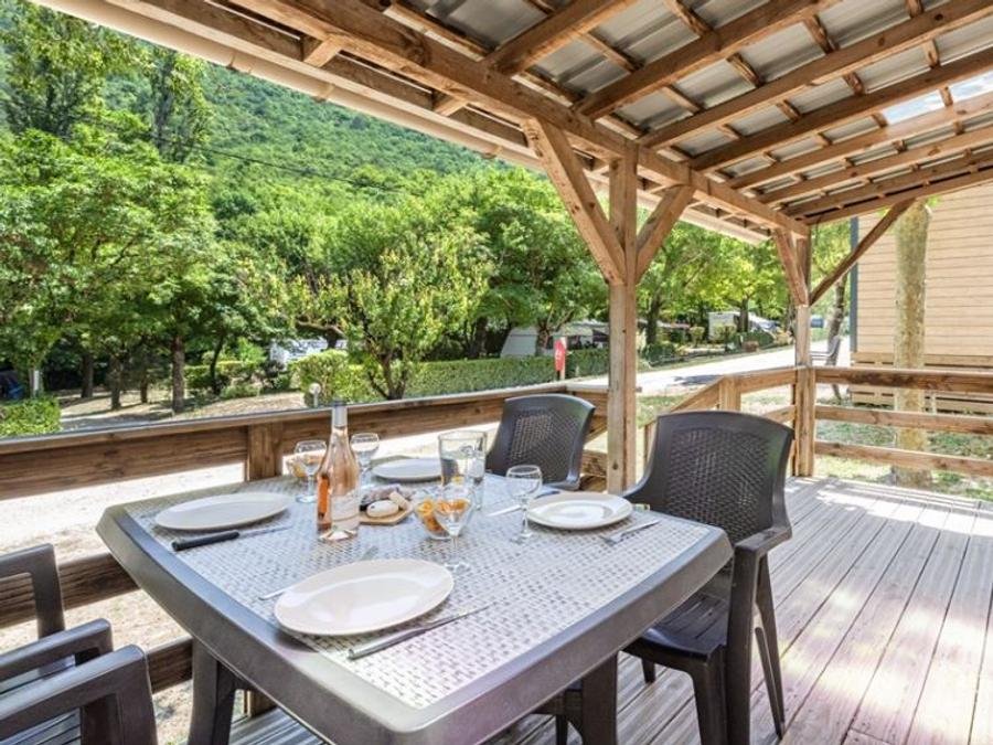 Camping Pas Cher vous présente avec son site Officiel campingpascher.fr, le Camping Porte De Provence classé 4 étoiles, situé sur la commune de Mirmande dans le département Drome (Rhône Alpes) en France. Le camping Porte De Provence vous propose un hébergement de type mobil-home de 28 m² pour 6 personnes. L'établissement vous propose 4 autres types d'hébergements. Découvrez tous nos séjours à petits prix dans la commune et aux alentours de Mirmande du département : Drome (Rhône Alpes). LacRivière, Piscine extérieure, Animations familiales, Club enfants, Aire de jeux enfants, Baby-foot, Canoë-kayak, Centre équestre, Flipper, Golf, Parcours sportif, Ping-pong, Piscine, Pétanque, Randonnée, Terrain de football, Terrain de volley-ball, Tir à l’arc, Trampoline, Bar, Dépôt de pain, Restaurant, Snack/Bar, Épicerie,... En savoir plus : cliquez-ICI.