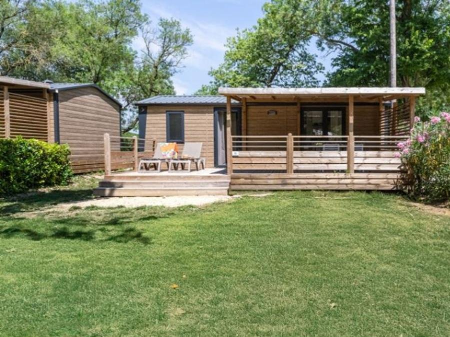 Camping Pas Cher vous présente avec son site Officiel campingpascher.fr, le Camping Porte De Provence classé 4 étoiles, situé sur la commune de Mirmande dans le département Drome (Rhône Alpes) en France. Le camping Porte De Provence, vous présente un hébergement de type mobil-home de 28 m² pour 4 personnes avec climatisation. Le camping Porte De Provence vous propose du dimanche 20 septembre au dimanche 27 septembre 2026 pour 7 nuits à 520€. Cette location propose 45 dates différentes pour réserver votre séjour. Découvrez également les 4 autres gammes d'hébergements du camping. LacRivière, Piscine extérieure, Animations familiales, Club enfants, Aire de jeux enfants, Baby-foot, Canoë-kayak, Centre équestre, Flipper, Golf, Parcours sportif, Ping-pong, Piscine, Pétanque, Randonnée, Terrain de football, Terrain de volley-ball, Tir à l’arc, Trampoline, Bar, Dépôt de pain, Restaurant, Snack/Bar, Épicerie,... En savoir plus : cliquez-ICI.