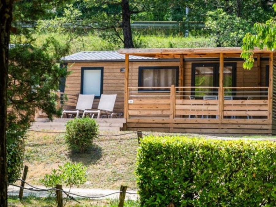 Camping Pas Cher vous présente avec son site Officiel campingpascher.fr, le Camping Porte De Provence classé 4 étoiles, situé sur la commune de Mirmande dans le département Drome (Rhône Alpes) en France. Le camping Porte De Provence vous propose un hébergement de type mobil-home de 35 m² pour 6 personnes avec climatisation. L'établissement vous propose 4 autres types d'hébergements. Découvrez tous nos séjours à petits prix dans la commune et aux alentours de Mirmande du département : Drome (Rhône Alpes). LacRivière, Piscine extérieure, Animations familiales, Club enfants, Aire de jeux enfants, Baby-foot, Canoë-kayak, Centre équestre, Flipper, Golf, Parcours sportif, Ping-pong, Piscine, Pétanque, Randonnée, Terrain de football, Terrain de volley-ball, Tir à l’arc, Trampoline, Bar, Dépôt de pain, Restaurant, Snack/Bar, Épicerie,... En savoir plus : cliquez-ICI.