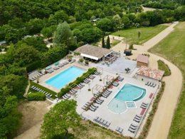 Camping Pas Cher vous présente avec son site Officiel campingpascher.fr, le Camping Porte De Provence classé 4 étoiles, situé sur la commune de Mirmande dans le département Drome (Rhône Alpes) en France. Le camping Porte De Provence vous propose un hébergement de type mobil-home de 28 m² pour 6 personnes. L'établissement vous propose 4 autres types d'hébergements. Découvrez tous nos séjours à petits prix dans la commune et aux alentours de Mirmande du département : Drome (Rhône Alpes). LacRivière, Piscine extérieure, Animations familiales, Club enfants, Aire de jeux enfants, Baby-foot, Canoë-kayak, Centre équestre, Flipper, Golf, Parcours sportif, Ping-pong, Piscine, Pétanque, Randonnée, Terrain de football, Terrain de volley-ball, Tir à l’arc, Trampoline, Bar, Dépôt de pain, Restaurant, Snack/Bar, Épicerie,... En savoir plus : cliquez-ICI.