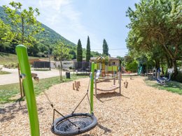 Camping Pas Cher vous présente avec son site Officiel campingpascher.fr, le Camping Porte De Provence classé 4 étoiles, situé sur la commune de Mirmande dans le département Drome (Rhône Alpes) en France. Le camping Porte De Provence vous propose un hébergement de type mobil-home de 28 m² pour 6 personnes. L'établissement vous propose 4 autres types d'hébergements. Découvrez tous nos séjours à petits prix dans la commune et aux alentours de Mirmande du département : Drome (Rhône Alpes). LacRivière, Piscine extérieure, Animations familiales, Club enfants, Aire de jeux enfants, Baby-foot, Canoë-kayak, Centre équestre, Flipper, Golf, Parcours sportif, Ping-pong, Piscine, Pétanque, Randonnée, Terrain de football, Terrain de volley-ball, Tir à l’arc, Trampoline, Bar, Dépôt de pain, Restaurant, Snack/Bar, Épicerie,... En savoir plus : cliquez-ICI.