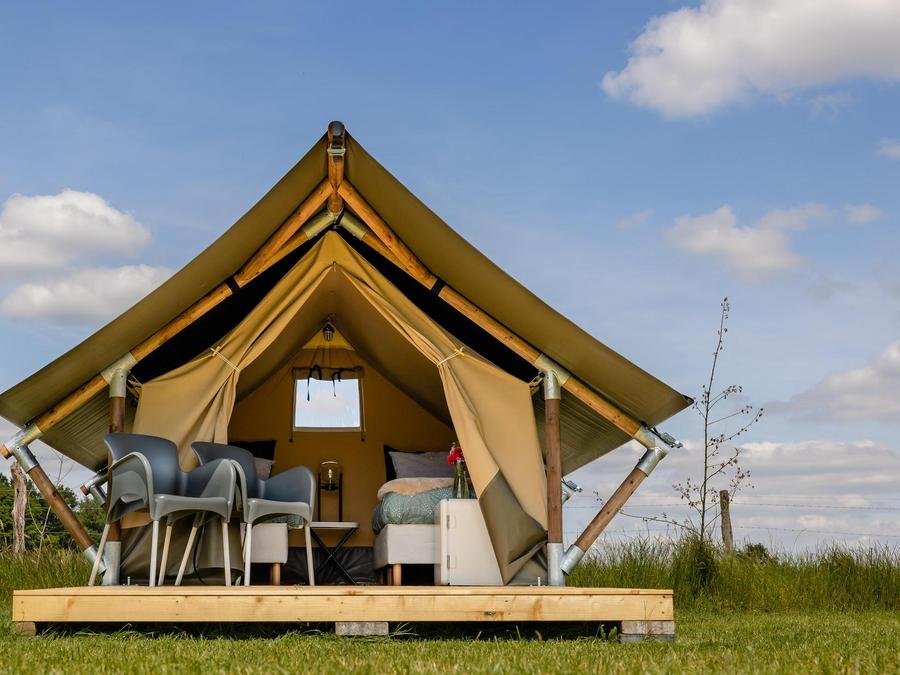 Camping Pas Cher vous présente avec son site Officiel campingpascher.fr, le Village vacances Charmecamping & Appartementen De Regge-Vallei, situé sur la commune de Den Ham dans le département Twenteret (Overijssel) au Pays-bas. Le village vacances Charmecamping & Appartementen De Regge-Vallei vous propose un hébergement de type tente en toile et bois pour 2 personnes. Cet hébergement propose plus de 96 dates différentes pour réserver ! Pour dévouvrir la période la moins chère, consultez la rubrique 'Tarifs' et sélectionnez votre mois de départ. L'établissement vous propose 9 autres types d'hébergements. Découvrez tous nos séjours à petits prix dans la commune et aux alentours de Den Ham du département : Twenteret (Overijssel). Piscine extérieure, Aire de jeux enfants, Baby-foot, Piscine, Café,... En savoir plus : cliquez-ICI.