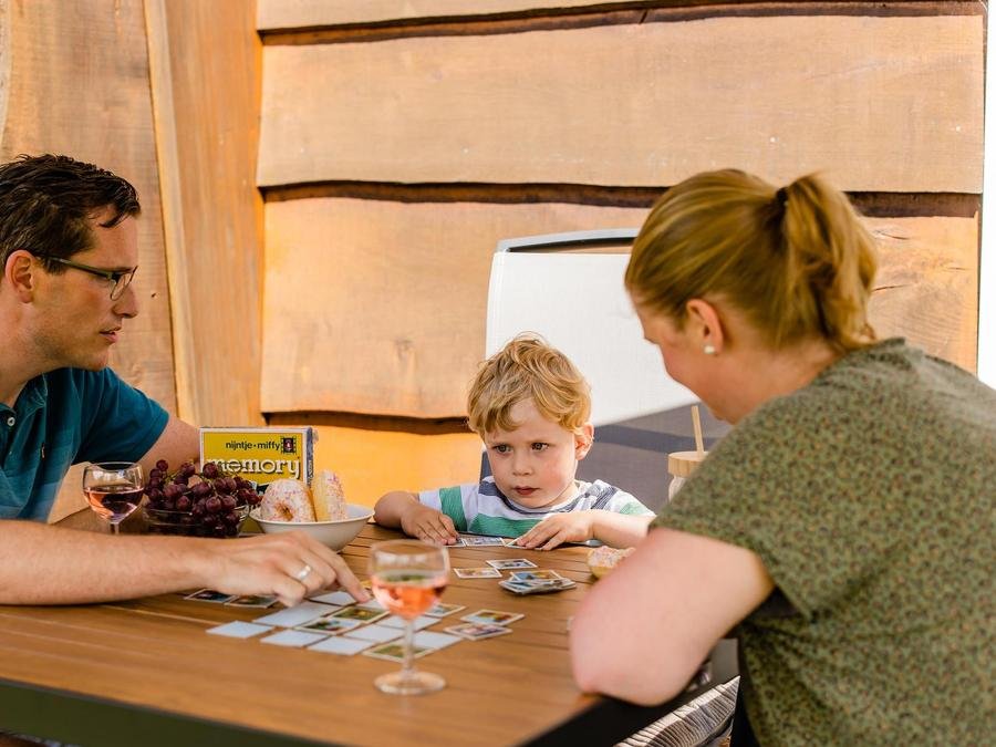 Camping Pas Cher vous présente avec son site Officiel campingpascher.fr, le Village vacances Charmecamping & Appartementen De Regge-Vallei, situé sur la commune de Den Ham dans le département Twenteret (Overijssel) au Pays-bas. Le village vacances Charmecamping & Appartementen De Regge-Vallei, vous présente un hébergement de type appartement et télévision. Le village vacances Charmecamping & Appartementen De Regge-Vallei vous propose du vendredi 02 octobre au vendredi 09 octobre 2026 pour 7 nuits à 400€. Cette location propose 175 dates différentes pour réserver votre séjour. Découvrez également les 9 autres gammes d'hébergements du village vacances. Piscine extérieure, Aire de jeux enfants, Baby-foot, Piscine, Café,... En savoir plus : cliquez-ICI.
