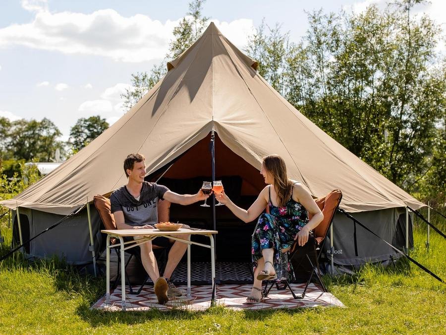 Camping Pas Cher vous présente avec son site Officiel campingpascher.fr, le Village vacances Charmecamping & Appartementen De Regge-Vallei, situé sur la commune de Den Ham dans le département Twenteret (Overijssel) au Pays-bas. Le village vacances Charmecamping & Appartementen De Regge-Vallei vous propose un hébergement de type tente en toile et bois pour 4 personnes. Cet hébergement propose plus de 70 dates différentes pour réserver ! Pour dévouvrir la période la moins chère, consultez la rubrique 'Tarifs' et sélectionnez votre mois de départ. L'établissement vous propose 9 autres types d'hébergements. Découvrez tous nos séjours à petits prix dans la commune et aux alentours de Den Ham du département : Twenteret (Overijssel). Piscine extérieure, Aire de jeux enfants, Baby-foot, Piscine, Café,... En savoir plus : cliquez-ICI.