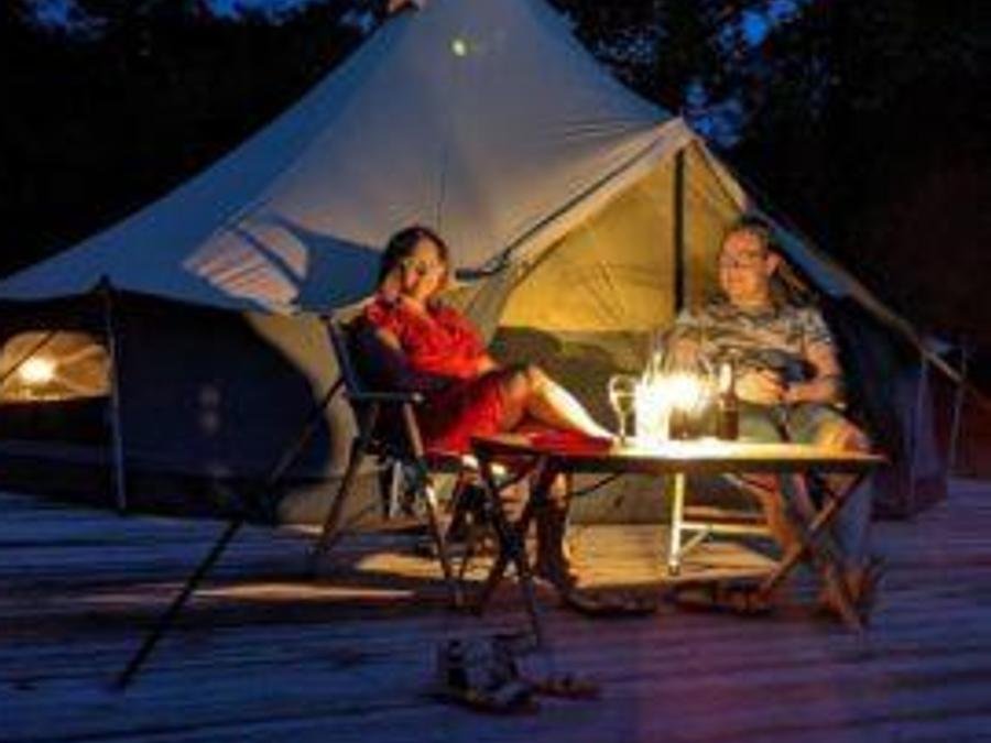 Camping Pas Cher vous présente avec son site Officiel campingpascher.fr, le Village vacances Charmecamping & Appartementen De Regge-Vallei, situé sur la commune de Den Ham dans le département Twenteret (Overijssel) au Pays-bas. Le village vacances Charmecamping & Appartementen De Regge-Vallei, vous présente un hébergement de type tente en toile et bois pour 2 personnes. Le village vacances Charmecamping & Appartementen De Regge-Vallei vous propose du lundi 08 juin au lundi 15 juin 2026 pour 7 nuits à 477.75€. Cette location propose 68 dates différentes pour réserver votre séjour. Découvrez également les 9 autres gammes d'hébergements du village vacances. Piscine extérieure, Aire de jeux enfants, Baby-foot, Piscine, Café,... En savoir plus : cliquez-ICI.