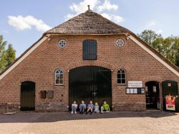Camping Pas Cher vous présente avec son site Officiel campingpascher.fr, le Village vacances Charmecamping & Appartementen De Regge-Vallei, situé sur la commune de Den Ham dans le département Twenteret (Overijssel) au Pays-bas. Le village vacances Charmecamping & Appartementen De Regge-Vallei vous propose un hébergement de type tente en toile et bois pour 2 personnes. Cet hébergement propose plus de 96 dates différentes pour réserver ! Pour dévouvrir la période la moins chère, consultez la rubrique 'Tarifs' et sélectionnez votre mois de départ. L'établissement vous propose 9 autres types d'hébergements. Découvrez tous nos séjours à petits prix dans la commune et aux alentours de Den Ham du département : Twenteret (Overijssel). Piscine extérieure, Aire de jeux enfants, Baby-foot, Piscine, Café,... En savoir plus : cliquez-ICI.