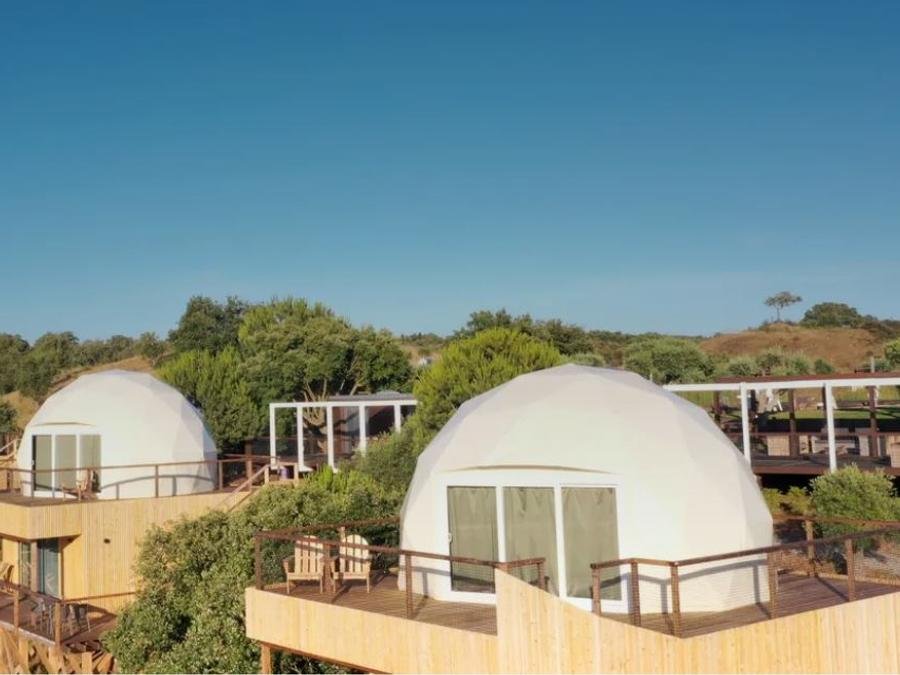 Camping Pas Cher vous présente avec son site Officiel campingpascher.fr, le Camping Wecamp Reserva Alecrim classé 4 étoiles, situé sur la commune de Santiago Do Cacém dans le département Alentejo (Alentejo) au Portugal. Le camping Wecamp Reserva Alecrim, vous présente un hébergement de type tente pour 1 personne avec climatisation. Le camping Wecamp Reserva Alecrim vous propose du dimanche 25 octobre au dimanche 01 novembre 2026 pour 7 nuits à 1126.71€. Cette location propose 60 dates différentes pour réserver votre séjour. Découvrez également les 13 autres gammes d'hébergements du camping. Piscine couverte, Piscine extérieure, Animations familiales, Club ados, Club enfants, Randonnée, Bar, Restaurant, Snack/Bar,... En savoir plus : cliquez-ICI.