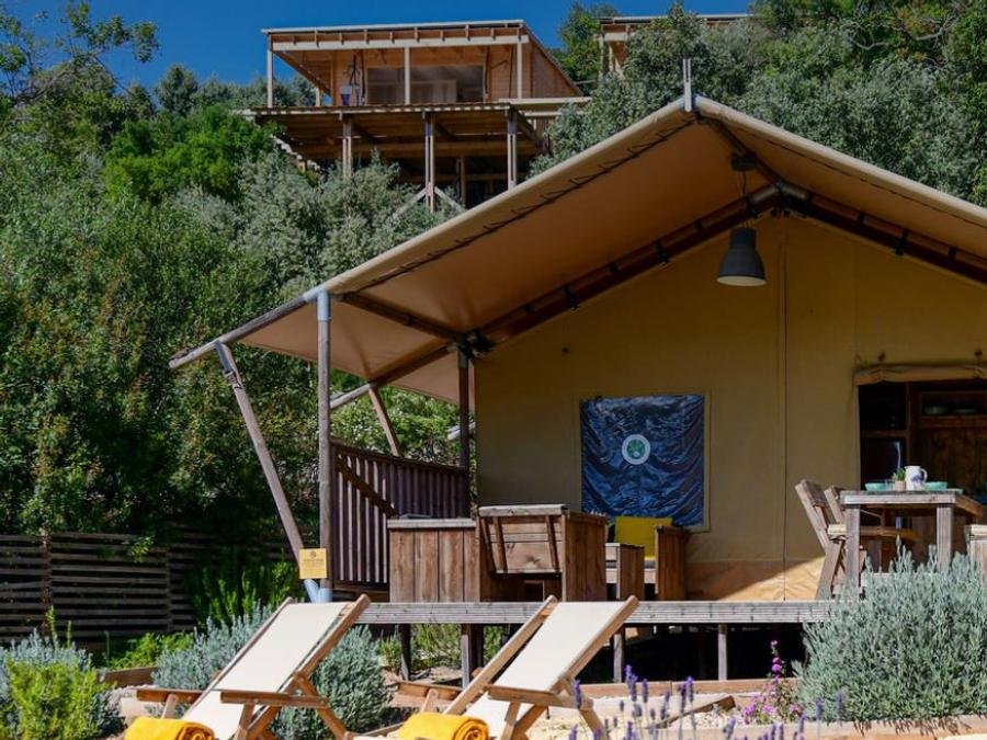 Camping Pas Cher vous présente avec son site Officiel campingpascher.fr, le Camping Wecamp Reserva Alecrim classé 4 étoiles, situé sur la commune de Santiago Do Cacém dans le département Alentejo (Alentejo) au Portugal. Le camping Wecamp Reserva Alecrim, vous présente un hébergement de type tente en toile et bois. Le camping Wecamp Reserva Alecrim vous propose du sam. 14 novembre au sam. 21 novembre 2026 pour 7 nuits à 873€. Cette location propose 69 dates différentes pour réserver votre séjour. Découvrez également les 13 autres gammes d'hébergements du camping. Piscine couverte, Piscine extérieure, Animations familiales, Club ados, Club enfants, Randonnée, Bar, Restaurant, Snack/Bar,... En savoir plus : cliquez-ICI.