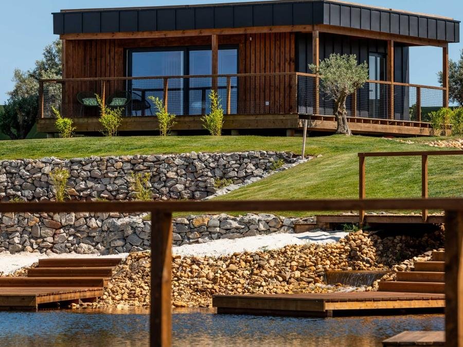 Camping Pas Cher vous présente avec son site Officiel campingpascher.fr, le Camping Wecamp Reserva Alecrim classé 4 étoiles, situé sur la commune de Santiago Do Cacém dans le département Alentejo (Alentejo) au Portugal. Le camping Wecamp Reserva Alecrim vous propose un hébergement de type maison avec climatisation (télévision). L'établissement vous propose 13 autres types d'hébergements. Découvrez tous nos séjours à petits prix dans la commune et aux alentours de Santiago Do Cacém du département : Alentejo (Alentejo). Piscine couverte, Piscine extérieure, Animations familiales, Club ados, Club enfants, Randonnée, Bar, Restaurant, Snack/Bar,... En savoir plus : cliquez-ICI.