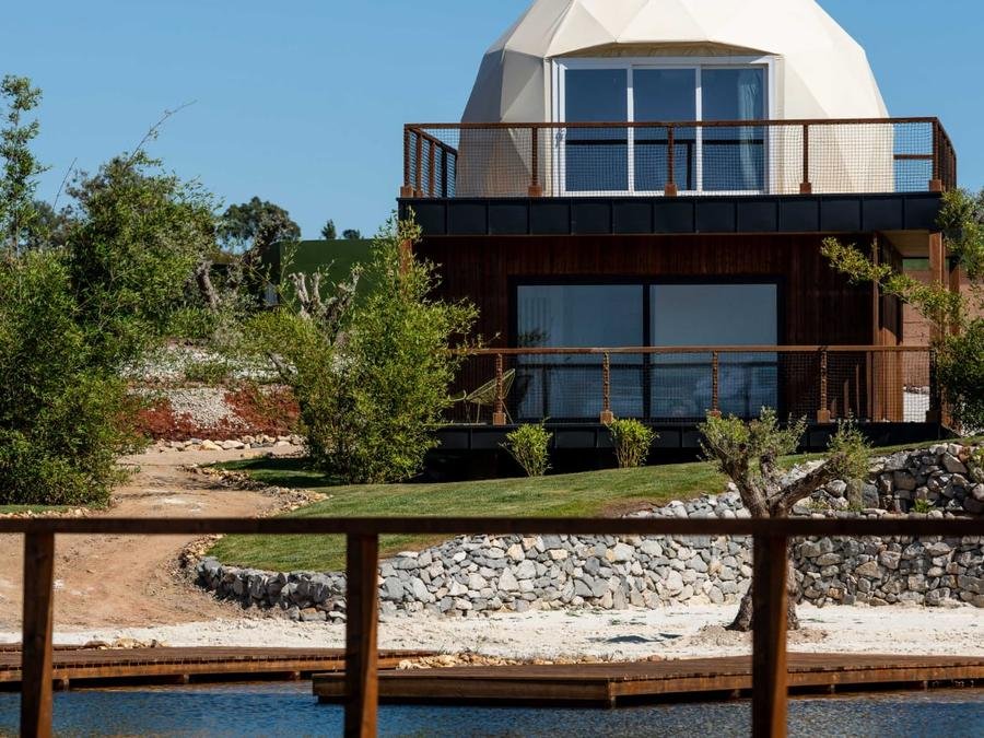 Camping Pas Cher vous présente avec son site Officiel campingpascher.fr, le Camping Wecamp Reserva Alecrim classé 4 étoiles, situé sur la commune de Santiago Do Cacém dans le département Alentejo (Alentejo) au Portugal. Le camping Wecamp Reserva Alecrim vous propose un hébergement de type tente avec climatisation. L'établissement vous propose 13 autres types d'hébergements. Découvrez tous nos séjours à petits prix dans la commune et aux alentours de Santiago Do Cacém du département : Alentejo (Alentejo). Piscine couverte, Piscine extérieure, Animations familiales, Club ados, Club enfants, Randonnée, Bar, Restaurant, Snack/Bar,... En savoir plus : cliquez-ICI.
