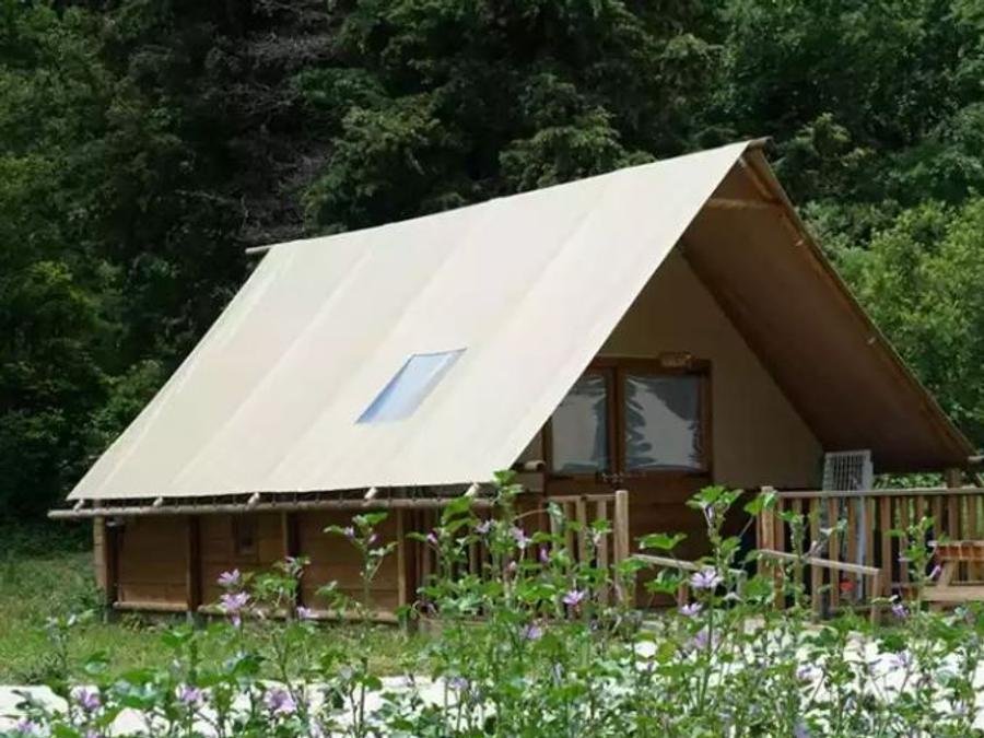 Camping Pas Cher vous présente avec son site Officiel campingpascher.fr, le Camping Le Vallon Du Luberon classé 3 étoiles, situé sur la commune de Bonnieux dans le département Vaucluse (Provence Alpes Côte D'azur) en France. Le camping Le Vallon Du Luberon vous propose un hébergement de type tente de 32 m². L'établissement vous propose 8 autres types d'hébergements. Découvrez tous nos séjours à petits prix dans la commune et aux alentours de Bonnieux du département : Vaucluse (Provence Alpes Côte D'azur). Piscine extérieure, Aire de jeux enfants, Snack/Bar,... En savoir plus : cliquez-ICI.