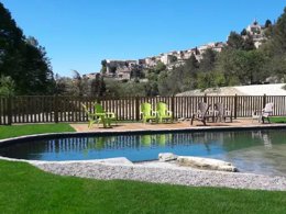 Camping Pas Cher vous présente avec son site Officiel campingpascher.fr, le Camping Le Vallon Du Luberon classé 3 étoiles, situé sur la commune de Bonnieux dans le département Vaucluse (Provence Alpes Côte D'azur) en France. Le camping Le Vallon Du Luberon vous propose un hébergement de type chalet de 25 m² pour 1 personne. L'établissement vous propose 8 autres types d'hébergements. Découvrez tous nos séjours à petits prix dans la commune et aux alentours de Bonnieux du département : Vaucluse (Provence Alpes Côte D'azur). Piscine extérieure, Aire de jeux enfants, Snack/Bar,... En savoir plus : cliquez-ICI.