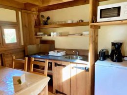 Camping Pas Cher vous présente avec son site Officiel campingpascher.fr, le Camping Le Vallon Du Luberon classé 3 étoiles, situé sur la commune de Bonnieux dans le département Vaucluse (Provence Alpes Côte D'azur) en France. Le camping Le Vallon Du Luberon vous propose un hébergement de type tente de 38 m². L'établissement vous propose 8 autres types d'hébergements. Découvrez tous nos séjours à petits prix dans la commune et aux alentours de Bonnieux du département : Vaucluse (Provence Alpes Côte D'azur). Piscine extérieure, Aire de jeux enfants, Snack/Bar,... En savoir plus : cliquez-ICI.