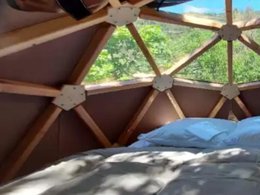 Camping Pas Cher vous présente avec son site Officiel campingpascher.fr, le Camping Le Vallon Du Luberon classé 3 étoiles, situé sur la commune de Bonnieux dans le département Vaucluse (Provence Alpes Côte D'azur) en France. Le camping Le Vallon Du Luberon vous propose un hébergement de type hébergement insolite de 5 m². L'établissement vous propose 8 autres types d'hébergements. Découvrez tous nos séjours à petits prix dans la commune et aux alentours de Bonnieux du département : Vaucluse (Provence Alpes Côte D'azur). Piscine extérieure, Aire de jeux enfants, Snack/Bar,... En savoir plus : cliquez-ICI.