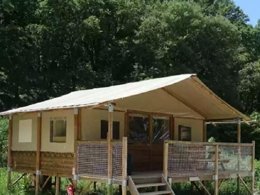 Camping Pas Cher vous présente avec son site Officiel campingpascher.fr, le Camping Le Vallon Du Luberon classé 3 étoiles, situé sur la commune de Bonnieux dans le département Vaucluse (Provence Alpes Côte D'azur) en France. Le camping Le Vallon Du Luberon vous propose un hébergement de type tente en toile et bois de 35 m² pour 1 personne. L'établissement vous propose 8 autres types d'hébergements. Découvrez tous nos séjours à petits prix dans la commune et aux alentours de Bonnieux du département : Vaucluse (Provence Alpes Côte D'azur). Piscine extérieure, Aire de jeux enfants, Snack/Bar,... En savoir plus : cliquez-ICI.