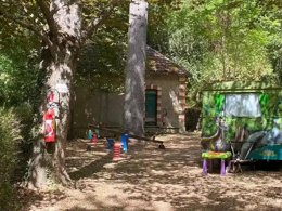 Camping Pas Cher vous présente avec son site Officiel campingpascher.fr, le Camping Le Vallon Du Luberon classé 3 étoiles, situé sur la commune de Bonnieux dans le département Vaucluse (Provence Alpes Côte D'azur) en France. Le camping Le Vallon Du Luberon vous propose un hébergement de type tente en toile et bois de 35 m² pour 1 personne. L'établissement vous propose 8 autres types d'hébergements. Découvrez tous nos séjours à petits prix dans la commune et aux alentours de Bonnieux du département : Vaucluse (Provence Alpes Côte D'azur). Piscine extérieure, Aire de jeux enfants, Snack/Bar,... En savoir plus : cliquez-ICI.