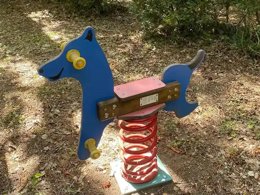 Camping Pas Cher vous présente avec son site Officiel campingpascher.fr, le Camping Le Vallon Du Luberon classé 3 étoiles, situé sur la commune de Bonnieux dans le département Vaucluse (Provence Alpes Côte D'azur) en France. Le camping Le Vallon Du Luberon vous propose un hébergement de type hébergement insolite de 17 m² avec climatisation. L'établissement vous propose 8 autres types d'hébergements. Découvrez tous nos séjours à petits prix dans la commune et aux alentours de Bonnieux du département : Vaucluse (Provence Alpes Côte D'azur). Piscine extérieure, Aire de jeux enfants, Snack/Bar,... En savoir plus : cliquez-ICI.