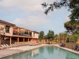 Camping Pas Cher vous présente avec son site Officiel campingpascher.fr, le Camping Blendin Retreat Agde classé 4 étoiles, situé sur la commune de Agde dans le département Hérault (Languedoc Roussillon) en France. Le camping Blendin Retreat Agde vous propose un hébergement de type lodge de 40 m². L'établissement vous propose 8 autres types d'hébergements. Découvrez tous nos séjours à petits prix dans la commune et aux alentours de Agde du département : Hérault (Languedoc Roussillon). Piscine extérieure, Bar, Boulangerie, Restaurant, Épicerie,... En savoir plus : cliquez-ICI.