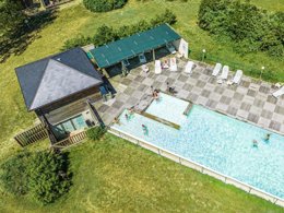 Camping Pas Cher vous présente avec son site Officiel campingpascher.fr, le Camping Le Village De Gîtes De Booz (Les Chalets De Booz), situé sur la commune de Saint Germain Du Teil dans le département Lozere (Languedoc Roussillon) en France. Le camping Le Village De Gîtes De Booz (Les Chalets De Booz), vous présente un hébergement de type chalet de 31 m² et télévision. Le camping Le Village De Gîtes De Booz (Les Chalets De Booz) vous propose du sam. 19 septembre au sam. 26 septembre 2026, en promotion à -13% pour 7 nuits à 268,34 € au lieu de 311,4 € soit une Économie de 43,06 €. Cette location propose 43 dates différentes pour réserver votre séjour. Découvrez également les 3 autres gammes d'hébergements du camping. Piscine chauffée, Piscine extérieure, Aire de jeux enfants, Canoë-kayak, Paddle, Ping-pong, Pétanque, Randonnée, Terrain de badminton, Terrain de football, Terrain de volley-ball, Dépôt de pain, Restaurant,... En savoir plus : cliquez-ICI.