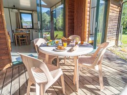 Camping Pas Cher vous présente avec son site Officiel campingpascher.fr, le Camping Le Village De Gîtes De Booz (Les Chalets De Booz), situé sur la commune de Saint Germain Du Teil dans le département Lozere (Languedoc Roussillon) en France. Le camping Le Village De Gîtes De Booz (Les Chalets De Booz), vous présente un hébergement de type chalet. Le camping Le Village De Gîtes De Booz (Les Chalets De Booz) vous propose du dimanche 19 avril au dimanche 26 avril 2026, en promotion à -25% pour 7 nuits à 252 € au lieu de 336,0 € soit une Économie de 84 €. Cette location propose 195 dates différentes pour réserver votre séjour. Découvrez également les 1 autres gammes d'hébergements du camping. Piscine chauffée, Piscine extérieure, Aire de jeux enfants, Canoë-kayak, Paddle, Ping-pong, Pétanque, Randonnée, Terrain de badminton, Terrain de football, Terrain de volley-ball, Dépôt de pain, Restaurant,... En savoir plus : cliquez-ICI.