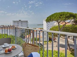 Camping Pas Cher vous présente avec son site Officiel campingpascher.fr, la Résidence Odalys Collection L'Orée Du Parc classé 4 étoiles, située sur la commune de Royan dans le département Charente-maritime (Poitou Charentes) en France. La résidence Odalys Collection L'Orée Du Parc, vous présente un hébergement de type appartement de 42 m² pour 6 personnes et télévision. La résidence Odalys Collection L'Orée Du Parc vous proposeun séjour PAS CHER avec une REMISEdu sam. 07 mars au sam. 14 mars 2026, en promotion à -30% pour 7 nuits à 237,30 € au lieu de 339,0 € soit une Économie de 101,70 €. Cette location propose 32 dates différentes pour réserver votre séjour. Découvrez également les 3 autres gammes d'hébergements de la résidence. Piscine couverte, Piscine extérieure, Jet-ski, Planche à voile, Salle de fitness, Voile, kiteSurf,... En savoir plus : cliquez-ICI.