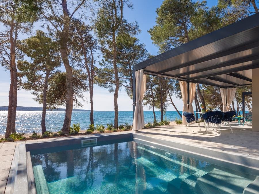 Camping Pas Cher vous présente avec son site Officiel campingpascher.fr, le Camping Aminess Style Avalona Resort classé 5 étoiles, situé sur la commune de Povljana dans le département Zadar (Dalmatie) en Croatie. Le camping Aminess Style Avalona Resort vous propose un hébergement de type mobil-home de 40 m² avec climatisation. L'établissement vous propose 8 autres types d'hébergements. Découvrez tous nos séjours à petits prix dans la commune et aux alentours de Povljana du département : Zadar (Dalmatie). Piscine chauffée, Piscine extérieure, Animation enfants, Animations familiales, Aire de jeux enfants, Court de tennis, Jet-ski, Location de bateaux, Parcours sportif, Restaurant, Épicerie,... En savoir plus : cliquez-ICI.