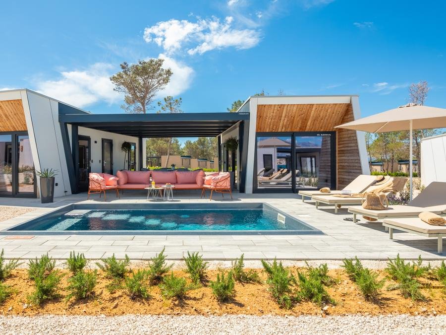 Camping Pas Cher vous présente avec son site Officiel campingpascher.fr, le Camping Aminess Style Avalona Resort classé 5 étoiles, situé sur la commune de Povljana dans le département Zadar (Dalmatie) en Croatie. Le camping Aminess Style Avalona Resort vous propose un hébergement de type mobil-home de 70 m² avec climatisation. L'établissement vous propose 8 autres types d'hébergements. Découvrez tous nos séjours à petits prix dans la commune et aux alentours de Povljana du département : Zadar (Dalmatie). Piscine chauffée, Piscine extérieure, Animation enfants, Animations familiales, Aire de jeux enfants, Court de tennis, Jet-ski, Location de bateaux, Parcours sportif, Restaurant, Épicerie,... En savoir plus : cliquez-ICI.
