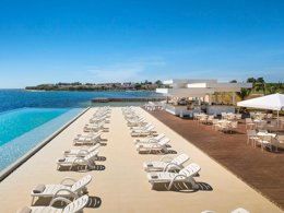 Camping Pas Cher vous présente avec son site Officiel campingpascher.fr, le Camping Aminess Planet Sirena classé 4 étoiles, situé sur la commune de Novigrad dans le département Istrie (Istrie) en Croatie. Le camping Aminess Planet Sirena, vous présente un hébergement de type mobil-home de 40 m² avec climatisation et télévision. Le camping Aminess Planet Sirena vous propose du lundi 05 octobre au lundi 12 octobre 2026 pour 7 nuits à 1071€. Cette location propose 36 dates différentes pour réserver votre séjour. Découvrez également les 5 autres gammes d'hébergements du camping. Piscine chauffée, Piscine couverte, Animation enfants, Animations familiales, Court de tennis, Terrain de football, Terrain de volley-ball, Bar, Restaurant,... En savoir plus : cliquez-ICI.