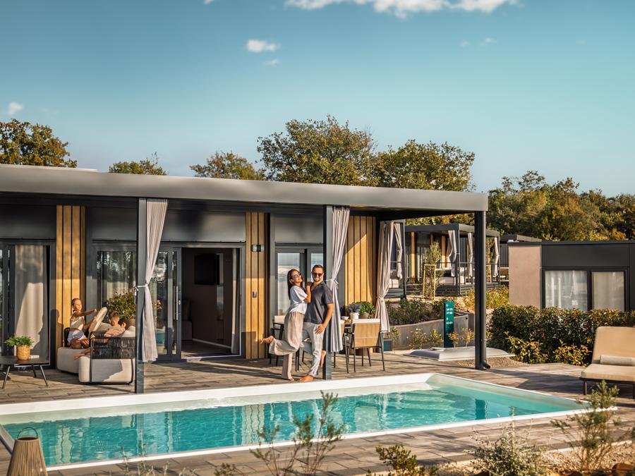 Camping Pas Cher vous présente avec son site Officiel campingpascher.fr, le Camping Aminess Style Atea Glamping & Holiday Homes classé 5 étoiles, situé sur la commune de Krk/njivice dans le département Istrie (Istrie) en Croatie. Le camping Aminess Style Atea Glamping & Holiday Homes vous propose un hébergement de type mobil-home de 41 m² avec climatisation (télévision). L'établissement vous propose 5 autres types d'hébergements. Découvrez tous nos séjours à petits prix dans la commune et aux alentours de Krk/njivice du département : Istrie (Istrie). Piscine extérieure, Animations familiales, Club enfants, Canoë-kayak, Court de padel en extérieur, Jet-ski, Paddle, Parcours sportif, Ping-pong, Terrain de badminton, Terrain multisports, Bar, Food truck, Restaurant,... En savoir plus : cliquez-ICI.