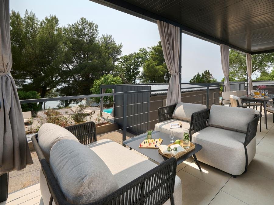 Camping Pas Cher vous présente avec son site Officiel campingpascher.fr, le Camping Aminess Style Atea Glamping & Holiday Homes classé 5 étoiles, situé sur la commune de Krk/njivice dans le département Istrie (Istrie) en Croatie. Le camping Aminess Style Atea Glamping & Holiday Homes, vous présente un hébergement de type mobil-home de 41 m² avec climatisation et télévision. Le camping Aminess Style Atea Glamping & Holiday Homes vous propose du dimanche 20 septembre au dimanche 27 septembre 2026, en promotion à -25% pour 7 nuits à 925,47 € au lieu de 1241,87 € soit une Économie de 316,40 €. Cette location propose 35 dates différentes pour réserver votre séjour. Découvrez également les 5 autres gammes d'hébergements du camping. Piscine extérieure, Animations familiales, Club enfants, Canoë-kayak, Court de padel en extérieur, Jet-ski, Paddle, Parcours sportif, Ping-pong, Terrain de badminton, Terrain multisports, Bar, Food truck, Restaurant,... En savoir plus : cliquez-ICI.