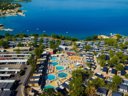 Camping Pas Cher vous présente avec son site Officiel campingpascher.fr, le Camping Aminess Style Atea Resort classé 5 étoiles, situé sur la commune de Krk/njivice dans le département Istrie (Istrie) en Croatie. Le camping Aminess Style Atea Resort vous propose un hébergement de type mobil-home de 41 m² avec climatisation (télévision). L'établissement vous propose 7 autres types d'hébergements. Découvrez tous nos séjours à petits prix dans la commune et aux alentours de Krk/njivice du département : Istrie (Istrie). Piscine extérieure, Animations familiales, Club enfants, Canoë-kayak, Court de padel en extérieur, Jet-ski, Paddle, Parcours sportif, Ping-pong, Terrain de badminton, Terrain multisports, Bar, Food truck, Restaurant,... En savoir plus : cliquez-ICI.