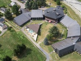 Camping Pas Cher vous présente avec son site Officiel campingpascher.fr, le Village vacances Village De Vacances Cévéo De Luz, situé sur la commune de Luz Saint Sauveur dans le département Hautes-pyrénées (Midi Pyrénées) en France. Le village vacances Village De Vacances Cévéo De Luz, vous présente un hébergement de type chambre. Le village vacances Village De Vacances Cévéo De Luz vous propose du sam. 19 septembre au sam. 26 septembre 2026 pour 7 nuits à 756€. Cette location propose 62 dates différentes pour réserver votre séjour. Découvrez également les 1 autres gammes d'hébergements du village vacances. Piscine extérieure, Animations familiales, Club ados, Club enfants, Escalade, Ping-pong, Piscine, Pétanque, Rafting, Randonnée, Salle de fitness, Terrain multisports, Bar,... En savoir plus : cliquez-ICI.