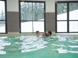 Camping Pas Cher vous présente avec son site Officiel campingpascher.fr, le Village vacances Village Club Cévéo De Bois D'Amont, situé sur la commune de Bois D'amont dans le département Jura (Franche Comté) en France. Le village vacances Village Club Cévéo De Bois D'Amont vous propose un hébergement de type chambre pour 5 personnes (télévision). L'établissement vous propose 8 autres types d'hébergements. Découvrez tous nos séjours à petits prix dans la commune et aux alentours de Bois D'amont du département : Jura (Franche Comté). Piscine chauffée, Piscine couverte, Club ados, Club enfants, Baby-foot, Ping-pong, Bar,... En savoir plus : cliquez-ICI.