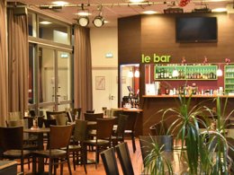 Camping Pas Cher vous présente avec son site Officiel campingpascher.fr, le Village vacances Village Club Cévéo De Bois D'Amont, situé sur la commune de Bois D'amont dans le département Jura (Franche Comté) en France. Le village vacances Village Club Cévéo De Bois D'Amont vous propose un hébergement de type chambre pour 6 personnes (télévision). L'établissement vous propose 8 autres types d'hébergements. Découvrez tous nos séjours à petits prix dans la commune et aux alentours de Bois D'amont du département : Jura (Franche Comté). Piscine chauffée, Piscine couverte, Club ados, Club enfants, Baby-foot, Ping-pong, Bar,... En savoir plus : cliquez-ICI.