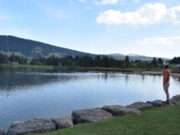 Camping Pas Cher vous présente avec son site Officiel campingpascher.fr, le Village vacances Village Club Cévéo De Bois D'Amont, situé sur la commune de Bois D'amont dans le département Jura (Franche Comté) en France. Le village vacances Village Club Cévéo De Bois D'Amont, vous présente un hébergement de type chambre pour 3 personnes et télévision. Le village vacances Village Club Cévéo De Bois D'Amont vous propose du mardi 19 mai au mardi 26 mai 2026, en promotion à -19% pour 7 nuits à 1279,25 € au lieu de 1599,06 € soit une Économie de 319,81 €. Cette location propose 13 dates différentes pour réserver votre séjour. Découvrez également les 8 autres gammes d'hébergements du village vacances. Piscine chauffée, Piscine couverte, Club ados, Club enfants, Baby-foot, Ping-pong, Bar,... En savoir plus : cliquez-ICI.