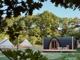 Camping Pas Cher vous présente avec son site Officiel campingpascher.fr, le Village vacances Thuysgrond, situé sur la commune de Bergeijk dans le département Bergeijk (Brabant Du Nord) au Pays-bas. Le village vacances Thuysgrond, vous présente un hébergement de type tente. Le village vacances Thuysgrond vous propose du lundi 12 avril au lundi 19 avril 2027 pour 7 nuits à 349€. Cette location propose 30 dates différentes pour réserver votre séjour. Découvrez également les 4 autres gammes d'hébergements du village vacances. Restaurant,... En savoir plus : cliquez-ICI.
