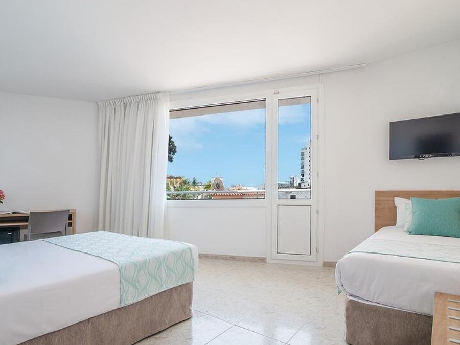 Camping Pas Cher vous présente avec son site Officiel campingpascher.fr, le Établissement Pierre & Vacances Hotel Lloret Santa Rosa classé 4 étoiles, situé sur la commune de Lloret Del Mar dans le département Gérone (Catalogne) en Espagne. L'établissement Pierre & Vacances Hotel Lloret Santa Rosa, vous présente un hébergement de type chambre de 26 m² avec climatisation et télévision. L'établissement Pierre & Vacances Hotel Lloret Santa Rosa vous propose du sam. 24 octobre au sam. 31 octobre 2026 pour 7 nuits à 635€. Cette location propose 101 dates différentes pour réserver votre séjour. Découvrez également les 5 autres gammes d'hébergements du hôtel. Piscine extérieure, Piscine, Bar, Restaurant,... En savoir plus : cliquez-ICI.