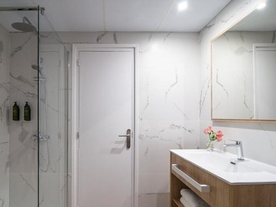Cliquez pour découvrir toutes les photos de l'HÉBERGEMENT ! chambre - Pierre & Vacances Hotel Lloret Santa Rosa photo 2