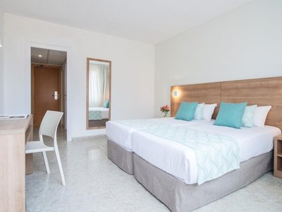 Cliquez pour découvrir toutes les photos de l'HÉBERGEMENT ! chambre - Pierre & Vacances Hotel Lloret Santa Rosa photo 3
