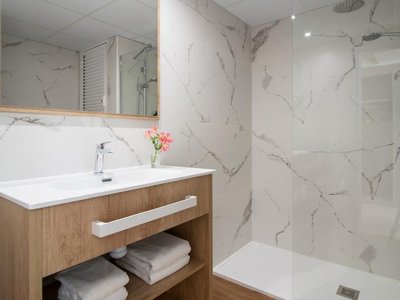 Cliquez pour découvrir toutes les photos de l'HÉBERGEMENT ! chambre - Pierre & Vacances Hotel Lloret Santa Rosa photo 4