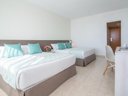 Cliquez pour découvrir toutes les photos de l'HÉBERGEMENT ! chambre - établissement Pierre & Vacances Hotel Lloret Santa Rosa photo 4