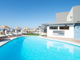 Camping Pas Cher vous présente avec son site Officiel campingpascher.fr, le Établissement Pierre & Vacances Hotel Lloret Santa Rosa classé 4 étoiles, situé sur la commune de Lloret Del Mar dans le département Gérone (Catalogne) en Espagne. L'établissement Pierre & Vacances Hotel Lloret Santa Rosa vous propose un hébergement de type chambre de 20 m² avec climatisation (télévision). L'établissement vous propose 6 autres types d'hébergements. Découvrez tous nos séjours à petits prix dans la commune et aux alentours de Lloret Del Mar du département : Gérone (Catalogne). Piscine extérieure, Piscine, Bar, Restaurant,... En savoir plus : cliquez-ICI.