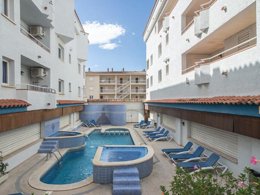 Camping Pas Cher vous présente avec son site Officiel campingpascher.fr, la Résidence Pierre & Vacances Empuriabrava Maurici Park, située sur la commune de Empuriabrava dans le département Gérone (Catalogne) en Espagne. La résidence Pierre & Vacances Empuriabrava Maurici Park, vous présente un hébergement de type appartement avec climatisation et télévision. La résidence Pierre & Vacances Empuriabrava Maurici Park vous propose du dimanche 01 novembre au dimanche 08 novembre 2026 pour 7 nuits à 320€. Cette location propose 178 dates différentes pour réserver votre séjour. Découvrez également les 3 autres gammes d'hébergements de la résidence. Piscine extérieure,... En savoir plus : cliquez-ICI.