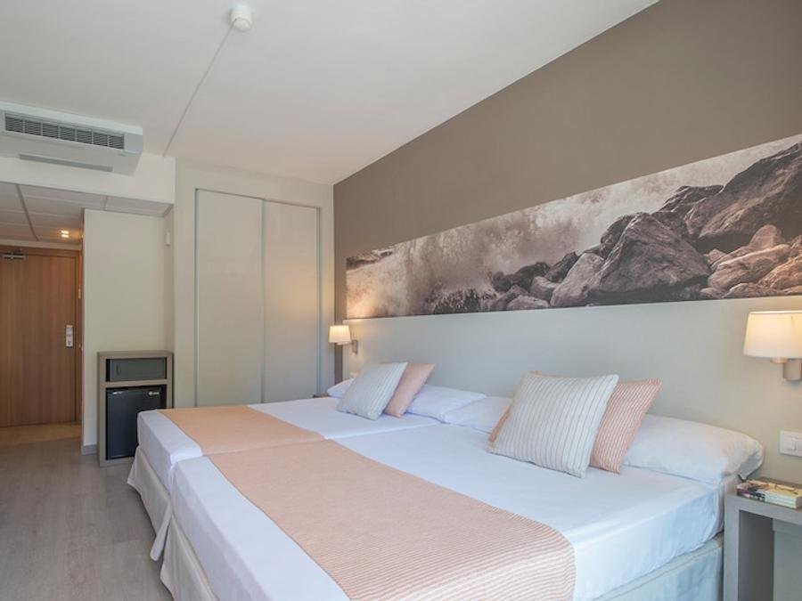 Camping Pas Cher vous présente avec son site Officiel campingpascher.fr, le Établissement Pierre & Vacances Hotel Salou Sunset classé 3 étoiles, situé sur la commune de Salou dans le département Tarragone (Catalogne) en Espagne. L'établissement Pierre & Vacances Hotel Salou Sunset, vous présente un hébergement de type chambre de 32 m² avec climatisation et télévision. L'établissement Pierre & Vacances Hotel Salou Sunset vous propose du lundi 12 avril au lundi 19 avril 2027 pour 7 nuits à 518€. Cette location propose 104 dates différentes pour réserver votre séjour. Découvrez également les 3 autres gammes d'hébergements du hôtel. Piscine extérieure, Canoë-kayak, Jet-ski, Ping-pong, Pédalo, Salle de jeux vidéo, Sports nautiques, Bar, Buffet,... En savoir plus : cliquez-ICI.